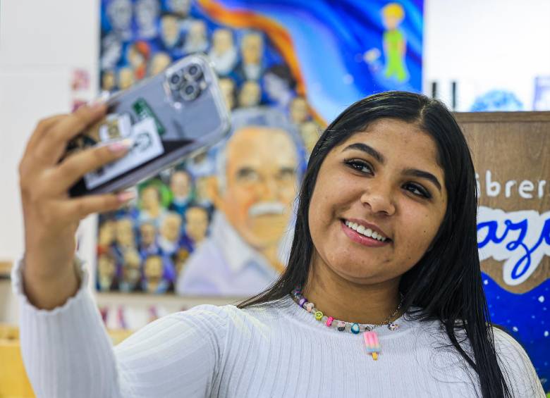 Yajaira, fundadora de Librería Azul, frente al letrero de la tienda