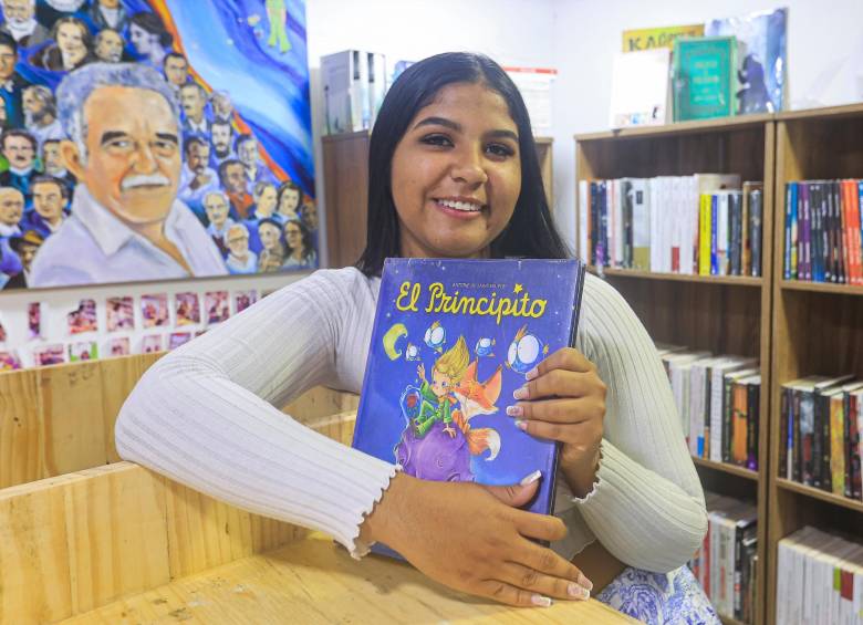 Yajaira en el interior de Librería Azul con El Principito